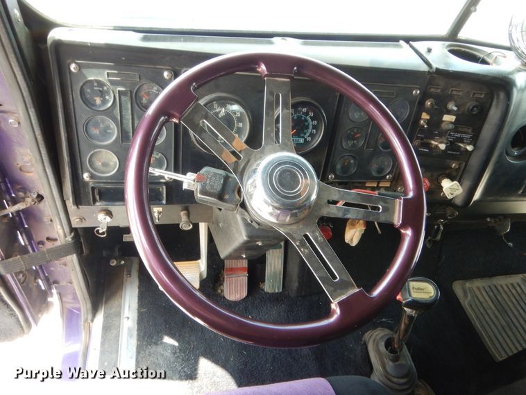 image for item HB9360 1989 International F93  semi truck