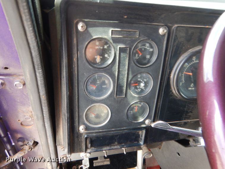 image for item HB9360 1989 International F93  semi truck