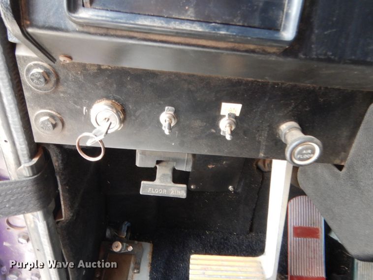 image for item HB9360 1989 International F93  semi truck