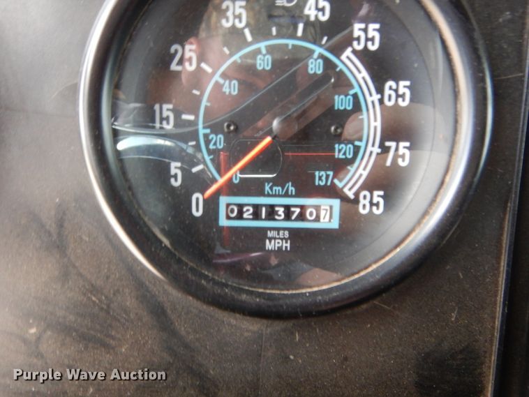 image for item HB9360 1989 International F93  semi truck