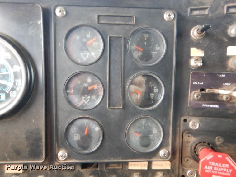 image for item HB9360 1989 International F93  semi truck