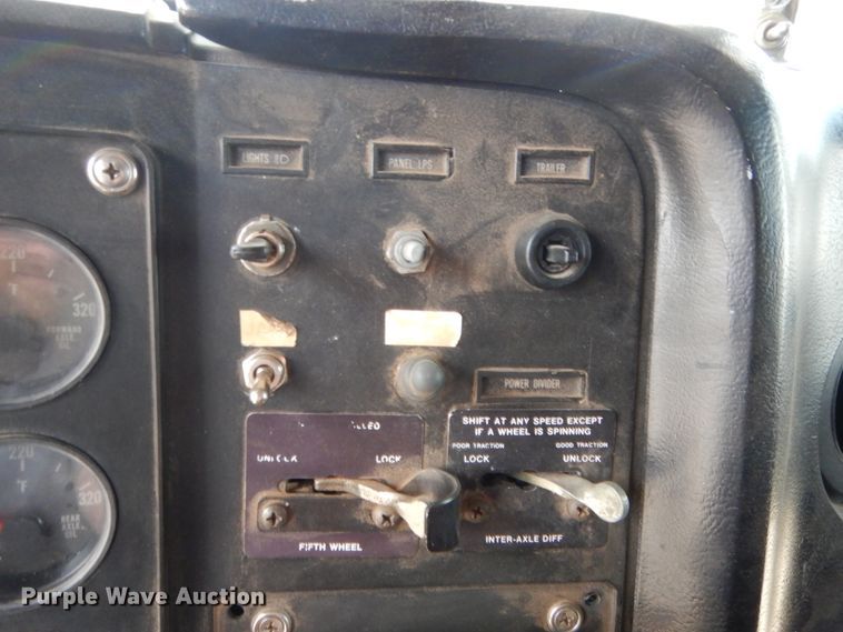 image for item HB9360 1989 International F93  semi truck