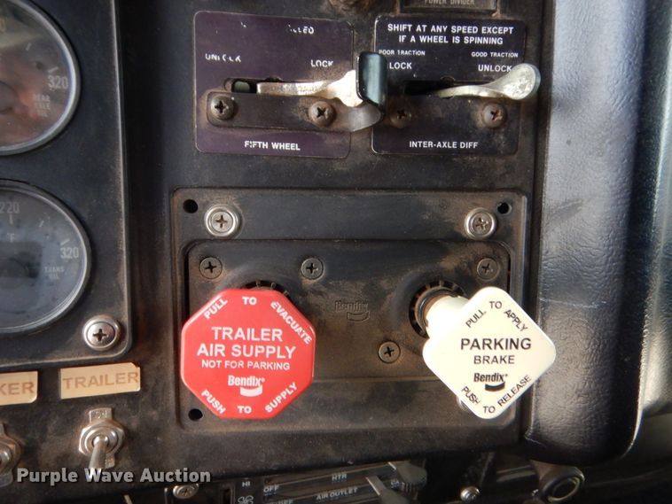 image for item HB9360 1989 International F93  semi truck