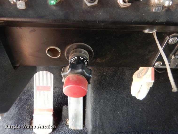 image for item HB9360 1989 International F93  semi truck