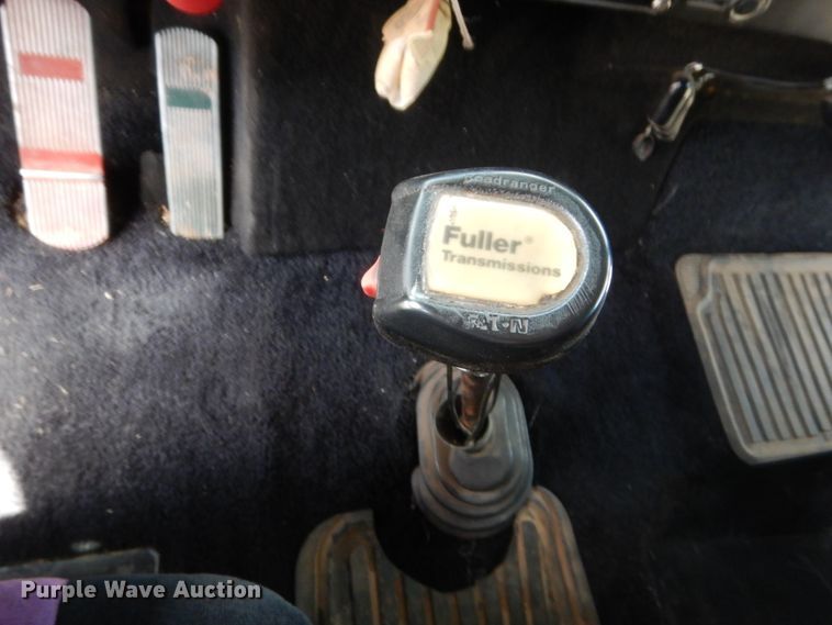 image for item HB9360 1989 International F93  semi truck