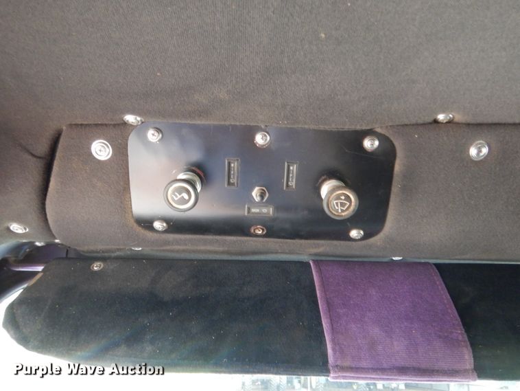 image for item HB9360 1989 International F93  semi truck