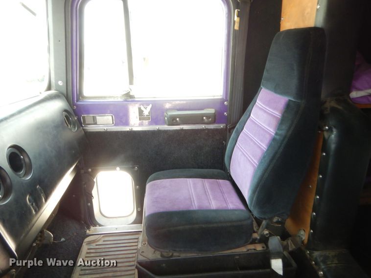 image for item HB9360 1989 International F93  semi truck