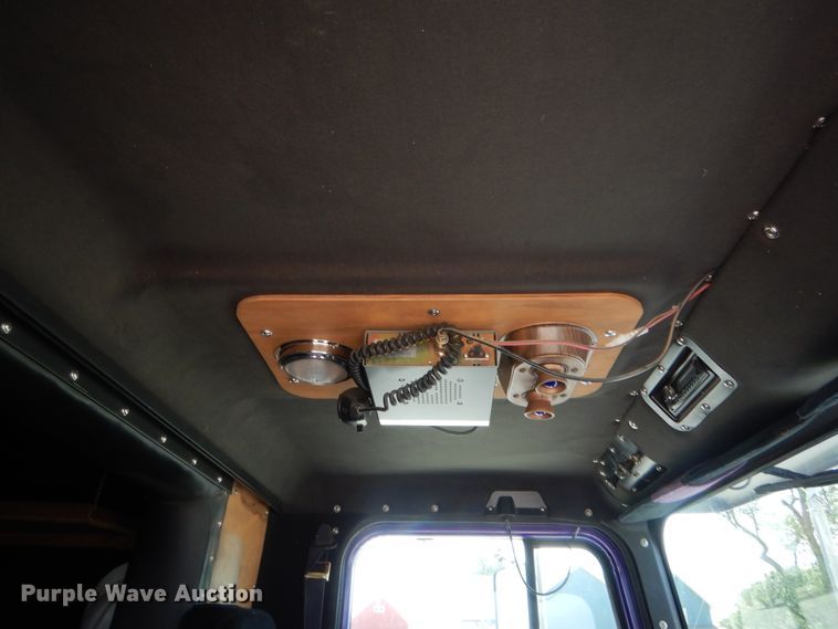 image for item HB9360 1989 International F93  semi truck