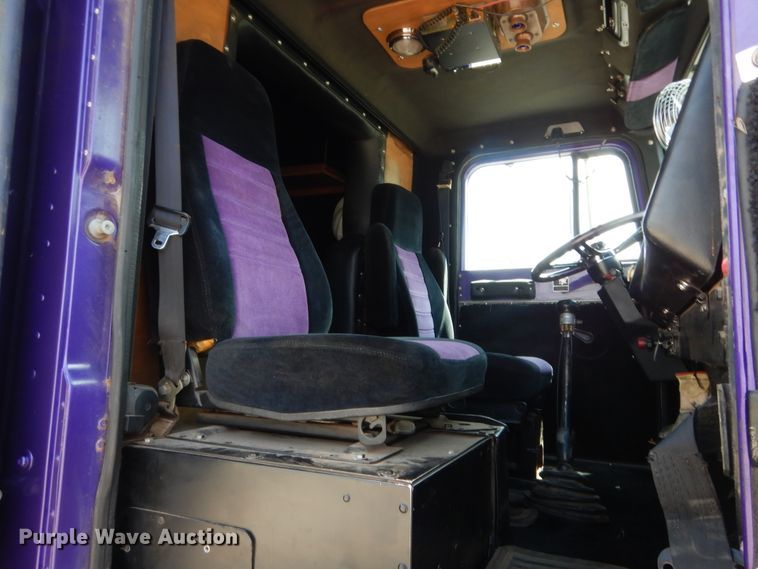 image for item HB9360 1989 International F93  semi truck