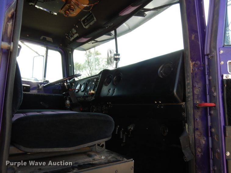 image for item HB9360 1989 International F93  semi truck