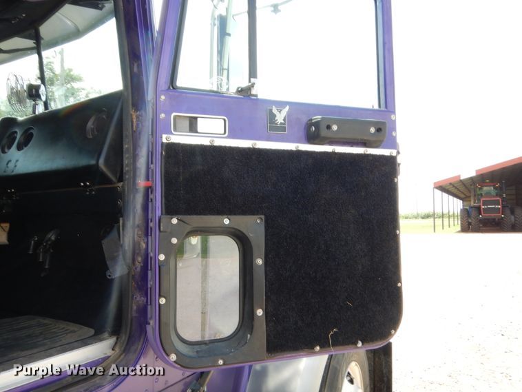 image for item HB9360 1989 International F93  semi truck