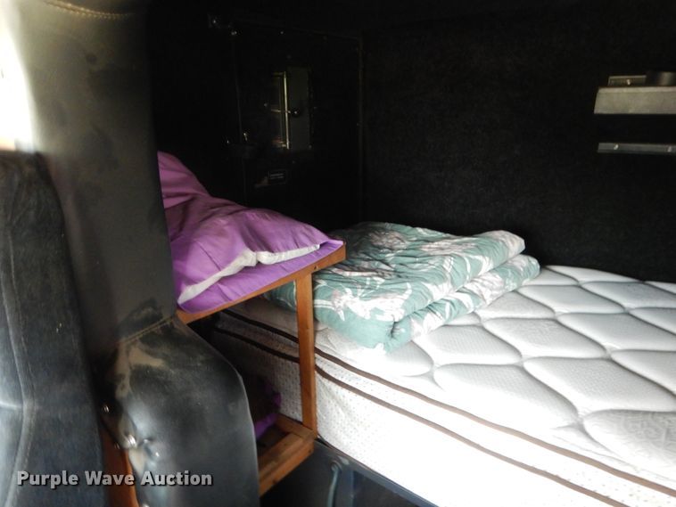 image for item HB9360 1989 International F93  semi truck