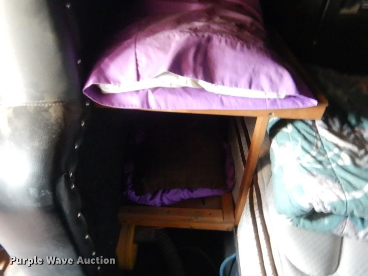 image for item HB9360 1989 International F93  semi truck