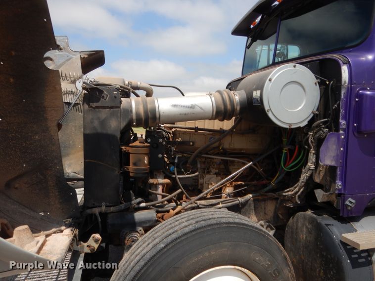 image for item HB9360 1989 International F93  semi truck