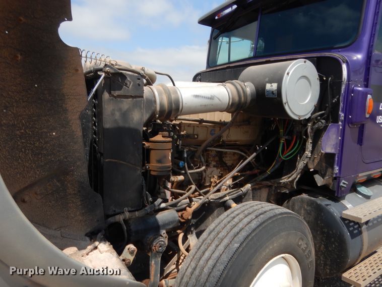 image for item HB9360 1989 International F93  semi truck