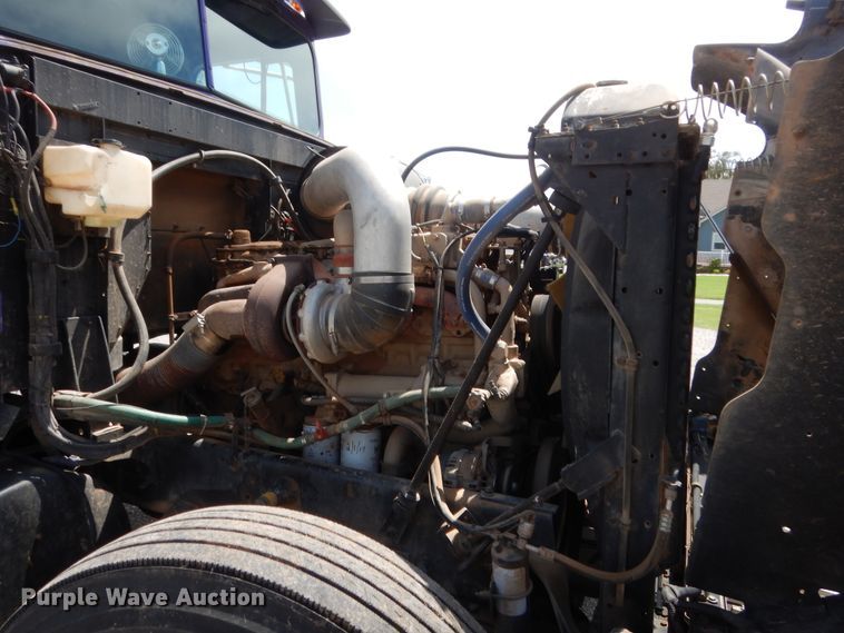 image for item HB9360 1989 International F93  semi truck