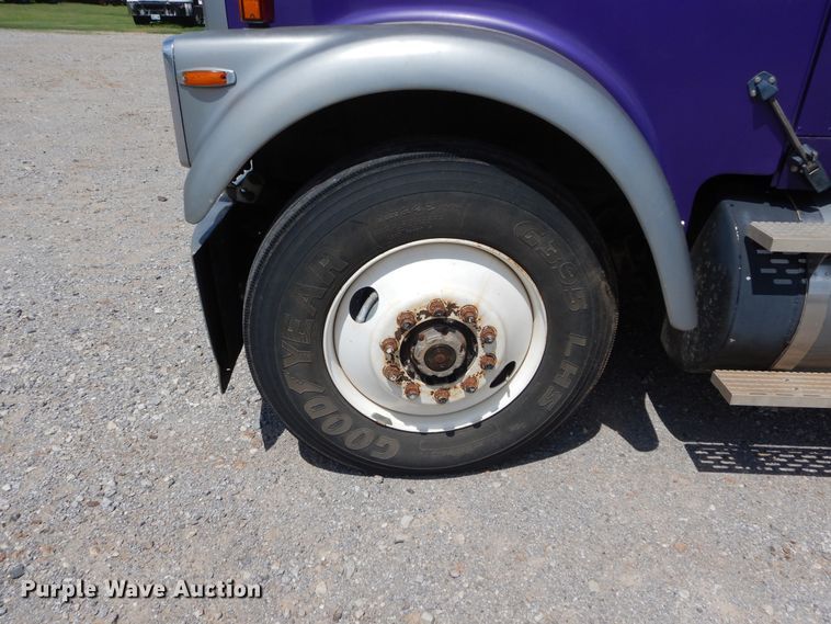 image for item HB9360 1989 International F93  semi truck