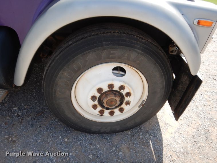 image for item HB9360 1989 International F93  semi truck