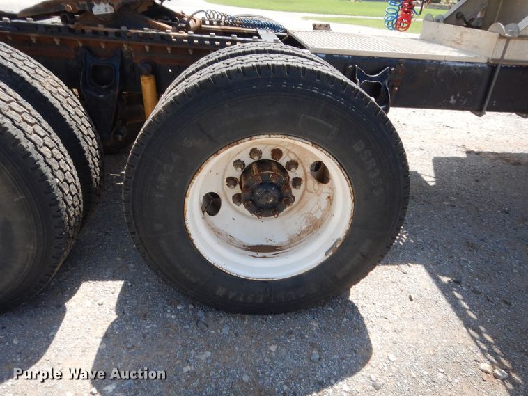 image for item HB9360 1989 International F93  semi truck