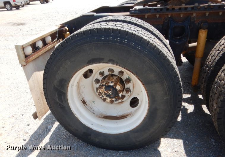 image for item HB9360 1989 International F93  semi truck