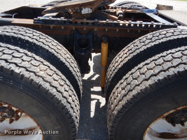 image for item HB9360 1989 International F93  semi truck