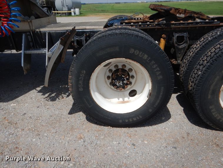 image for item HB9360 1989 International F93  semi truck