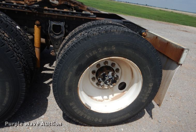 image for item HB9360 1989 International F93  semi truck