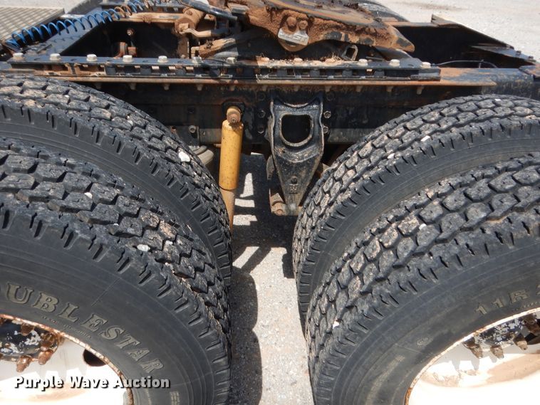 image for item HB9360 1989 International F93  semi truck