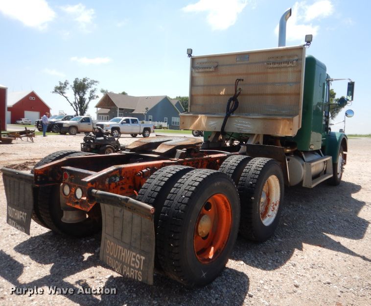 image for item HB9361 2000 Freightliner FLD  semi truck