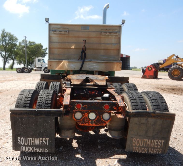 image for item HB9361 2000 Freightliner FLD  semi truck