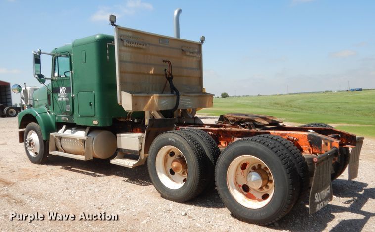 image for item HB9361 2000 Freightliner FLD  semi truck