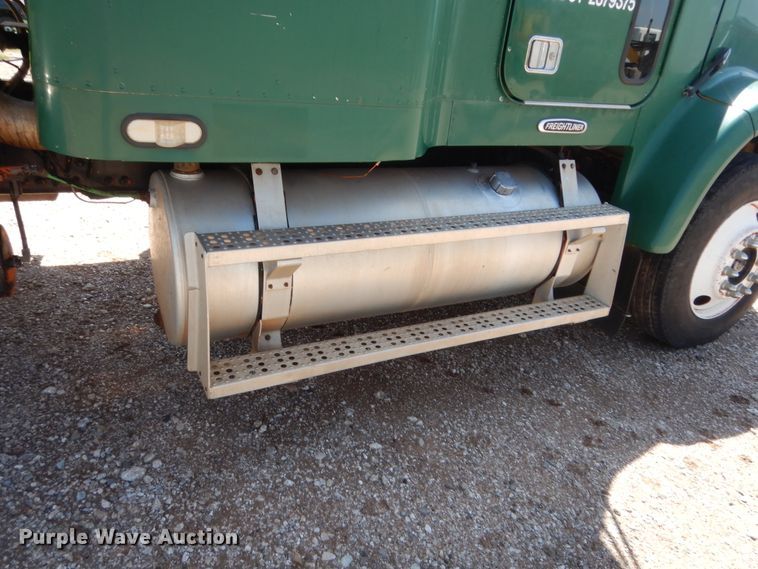 image for item HB9361 2000 Freightliner FLD  semi truck