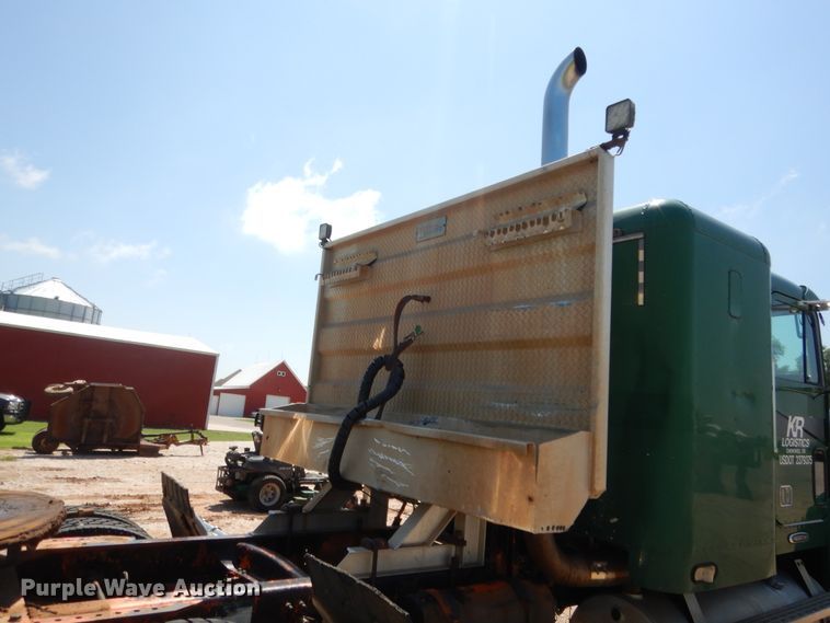 image for item HB9361 2000 Freightliner FLD  semi truck