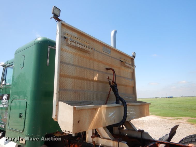 image for item HB9361 2000 Freightliner FLD  semi truck