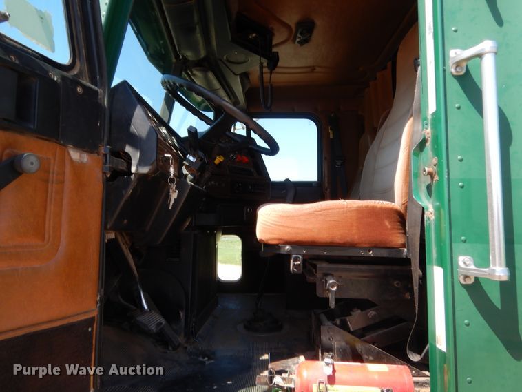 image for item HB9361 2000 Freightliner FLD  semi truck