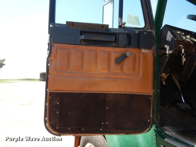 image for item HB9361 2000 Freightliner FLD  semi truck