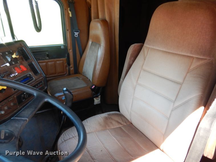 image for item HB9361 2000 Freightliner FLD  semi truck