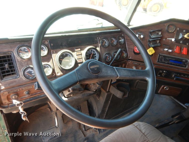 image for item HB9361 2000 Freightliner FLD  semi truck