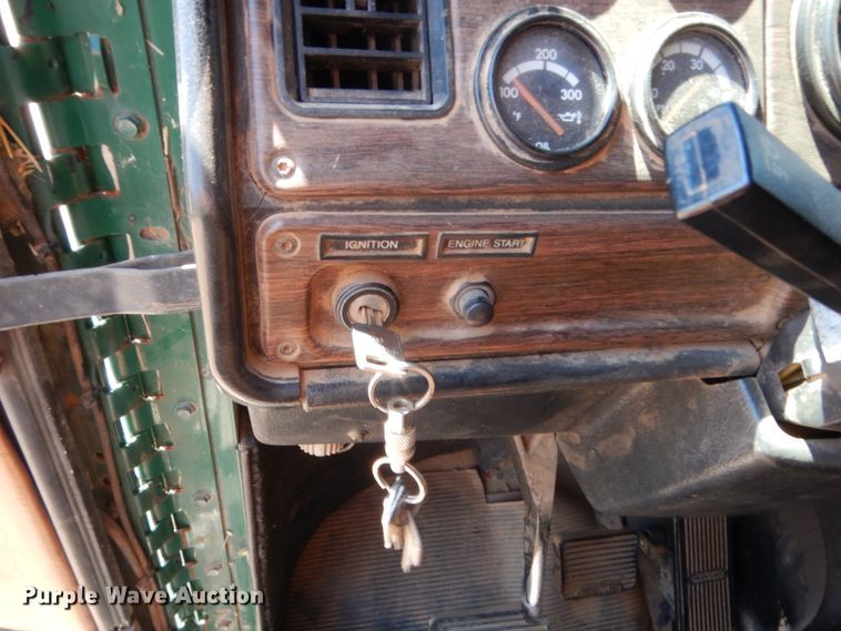 image for item HB9361 2000 Freightliner FLD  semi truck