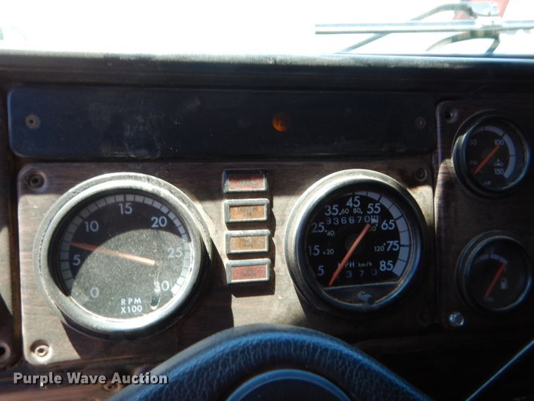 image for item HB9361 2000 Freightliner FLD  semi truck