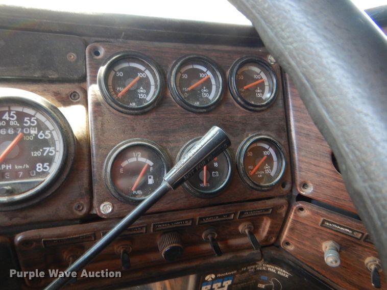 image for item HB9361 2000 Freightliner FLD  semi truck