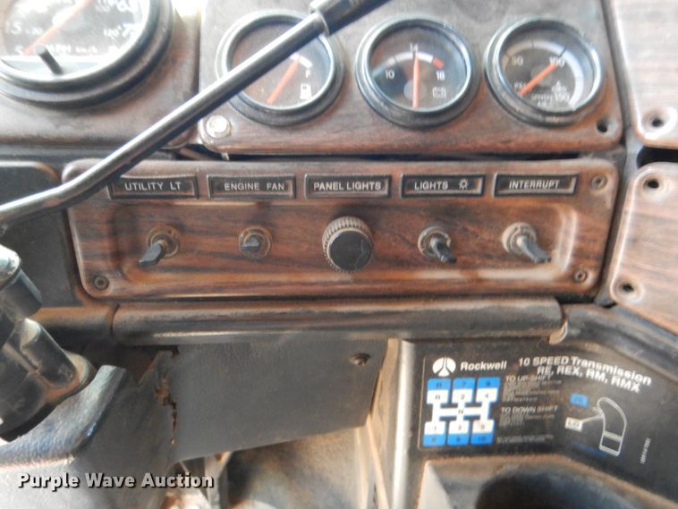 image for item HB9361 2000 Freightliner FLD  semi truck