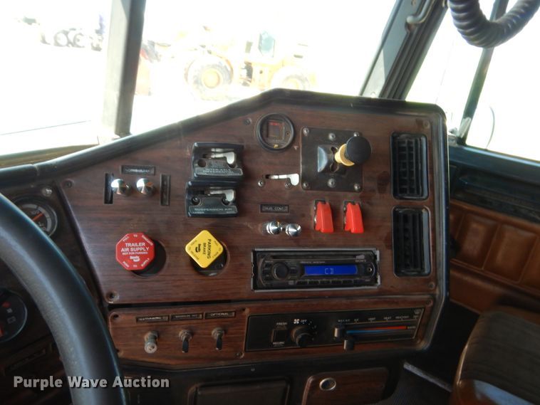 image for item HB9361 2000 Freightliner FLD  semi truck