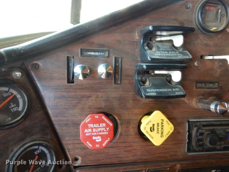 image for item HB9361 2000 Freightliner FLD  semi truck