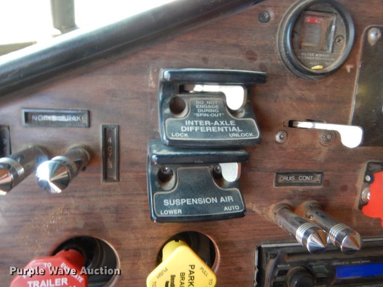 image for item HB9361 2000 Freightliner FLD  semi truck