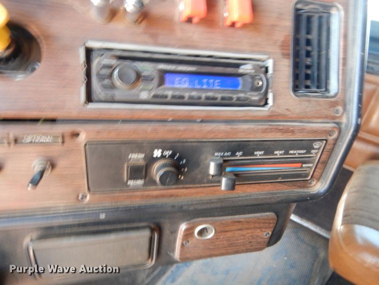 image for item HB9361 2000 Freightliner FLD  semi truck