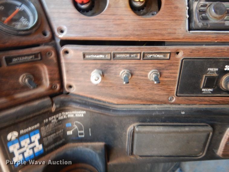 image for item HB9361 2000 Freightliner FLD  semi truck