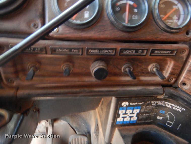 image for item HB9361 2000 Freightliner FLD  semi truck