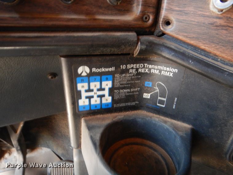 image for item HB9361 2000 Freightliner FLD  semi truck