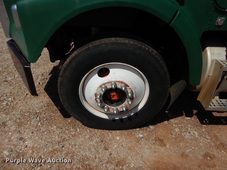 image for item HB9361 2000 Freightliner FLD  semi truck